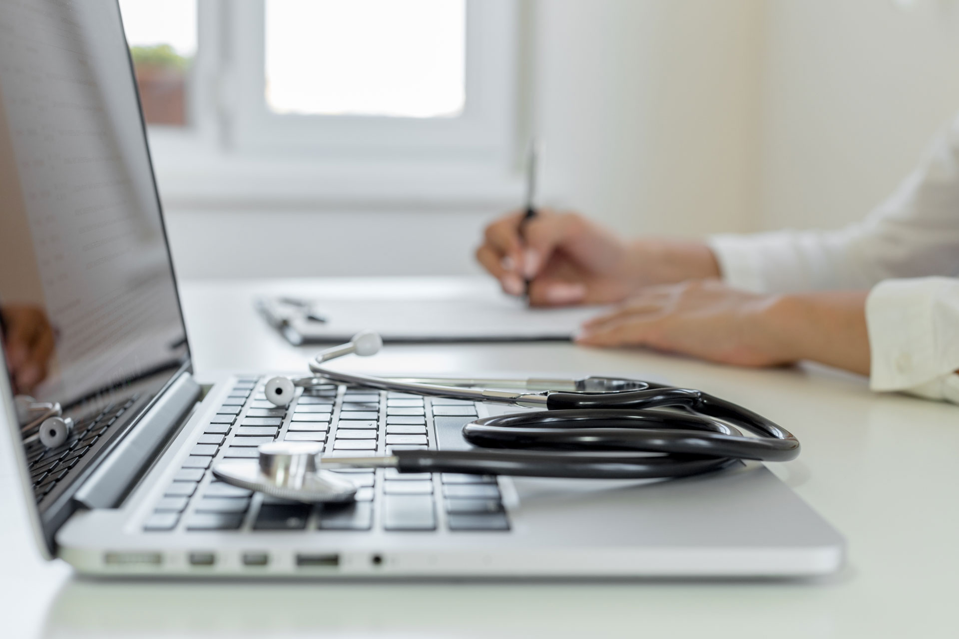 Laptop mit Stethoskop